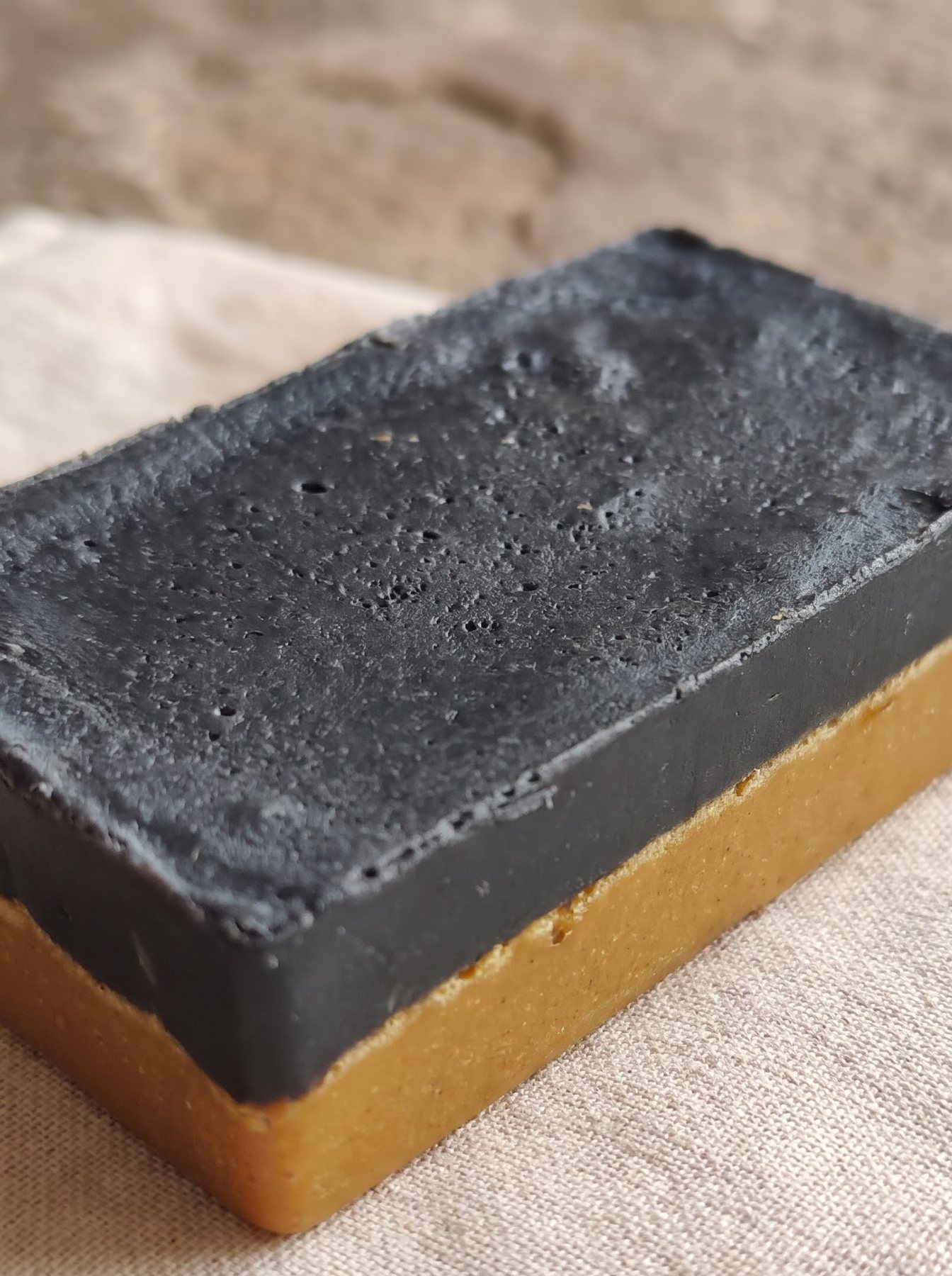 Linen pe rakha bar, upar se charcoal layer